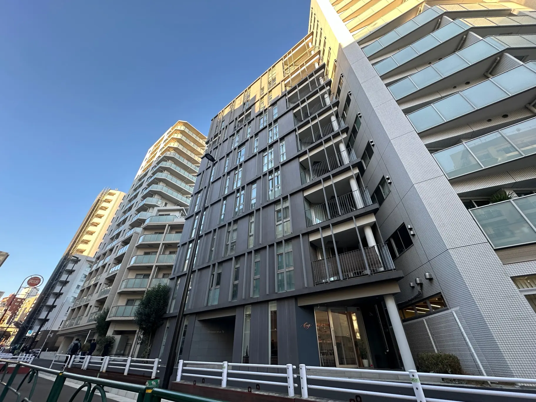 現代的なマンションの外観、ベランダが付いた複数階建ての住宅、都市の明るい日差しと青空