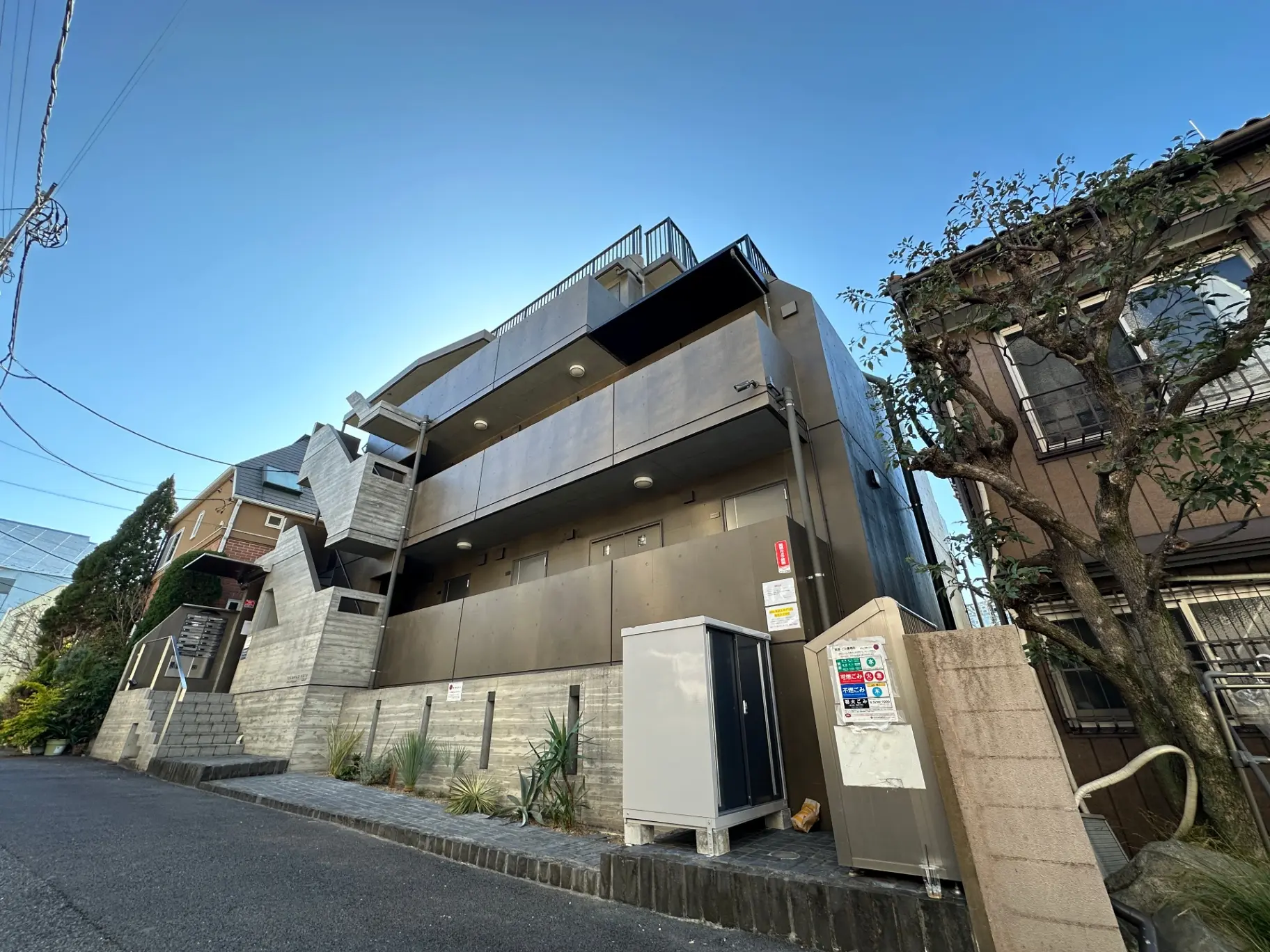 現代的な建築スタイルの都市住宅、コンクリートと金属素材を使用した外観デザイン