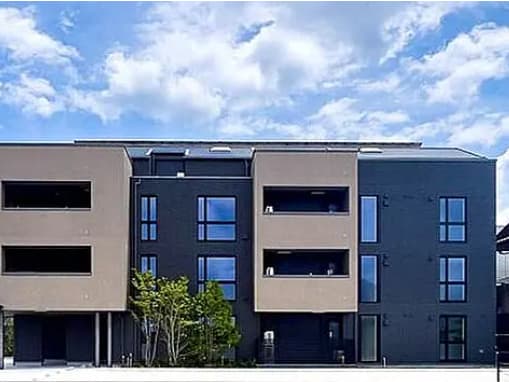 - 都市型のスタイリッシュな3階建てマンション、黒とベージュの対比カラー、上品な窓とバルコニーが特徴の exterior shots