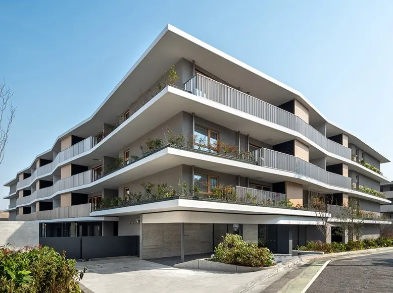 モダンな外観の多階建て住宅、バルコニーに植物があるコンテンポラリーなデザイン