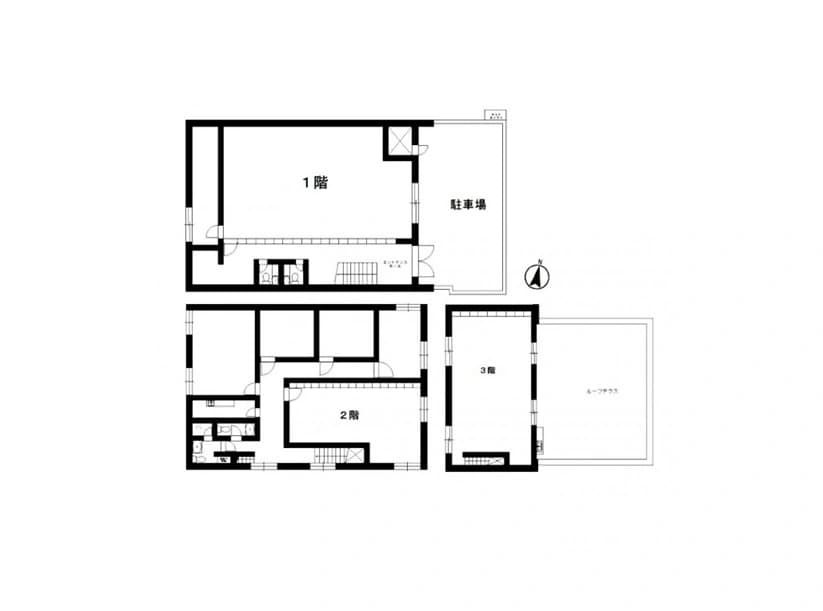 - 黒色の線で描かれた日本風の家の階層平面図、1階には駐車場と吹き抜けエリア、2階には居室群、3階には小部屋とルーフテラスが配置された間取り図