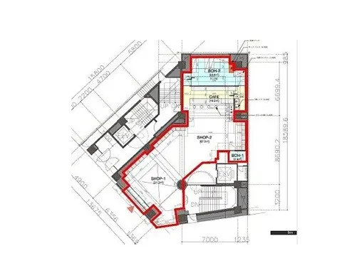 - 商業施設の平面図、各店舗の配置を示した設計図、赤線で区切られたエリアと寸法が記載されている