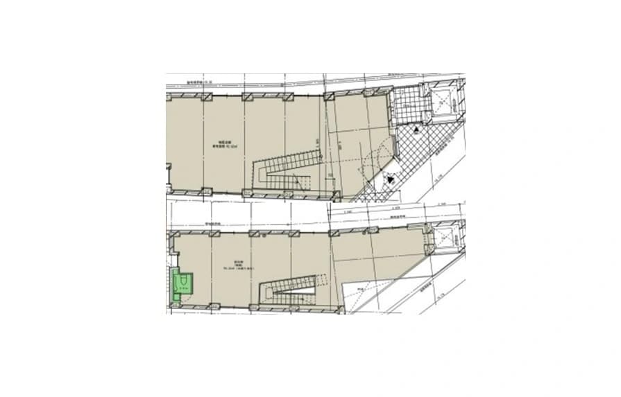 - 二階建ての階段と各部屋の平面図、建築図面の透視と寸法が描かれたテナントの間取り図