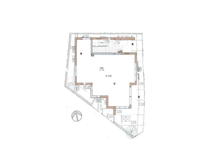 - 建物の平面図、中心に大きな居室スペースと周囲に回廊・外構が配置された建築平面図の画像