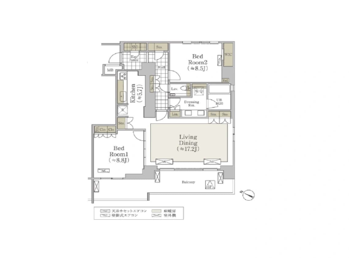 - 間取り図のマンション平面図、リビングダイニング17.2畳とキッチン5.7畳、主寝室8.8畳と次寝室8.5畳、バルコニーに面した大開口、収納スペースと洗面浴室エリアの配置が分かる室内レイアウト
