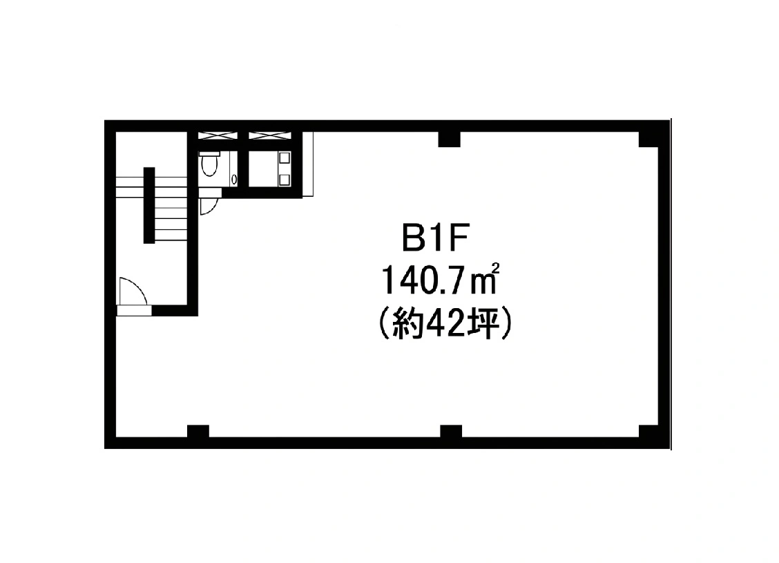 B1Fの平面図、広い長方形の空間と左上に階段・小さな機械室・トイレを備えた商業/オフィス用フロア、面積140.7㎡(約42坪)を示す黒色の境界線入り図面