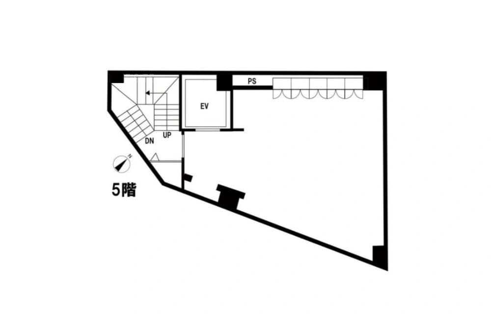 - 5階の平面図、左上に階段とエレベーター室、右側に大きな長方形の空間、壁の断面と出入口が黒く強調されたビルのフロアプラン