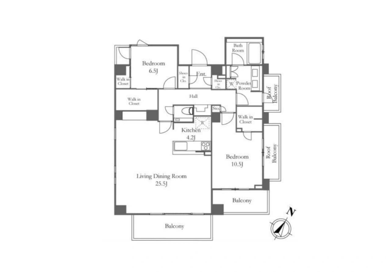 - 三部屋のあるマンションの間取り図、リビングダイニングとキッチン、主寝室とWIC、バルコニーとバスルーム、階段とホールの配置が示された平面図