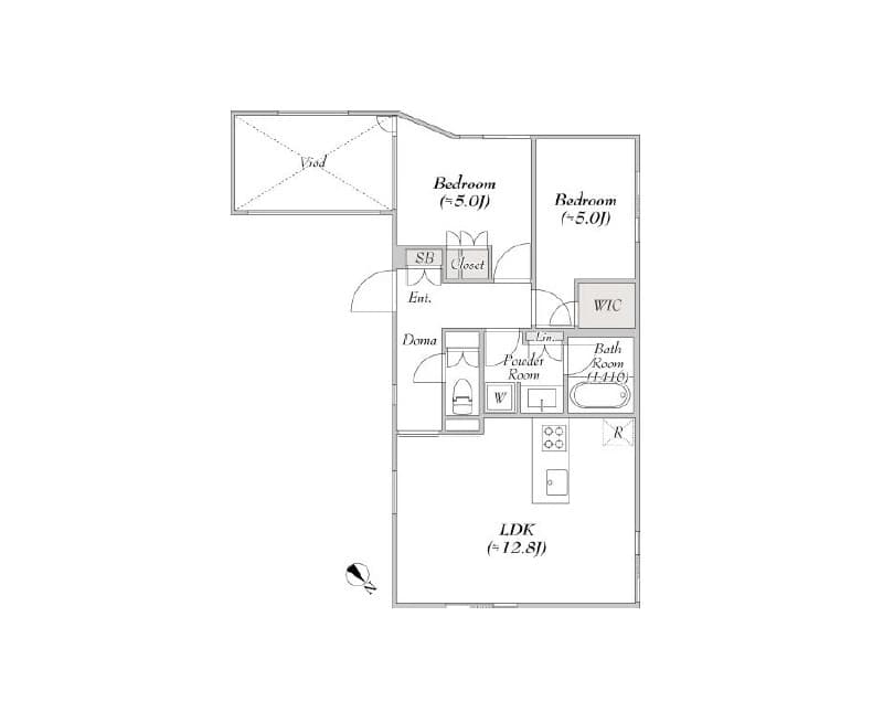 - 2部屋の寝室と広いリビングダイニングキッチンを備えた間取り図、玄関ホールからリビングへ続く導線とウォークインクローゼット、パウダールーム・浴室・洗濯スペースを含む1LDKの平面図