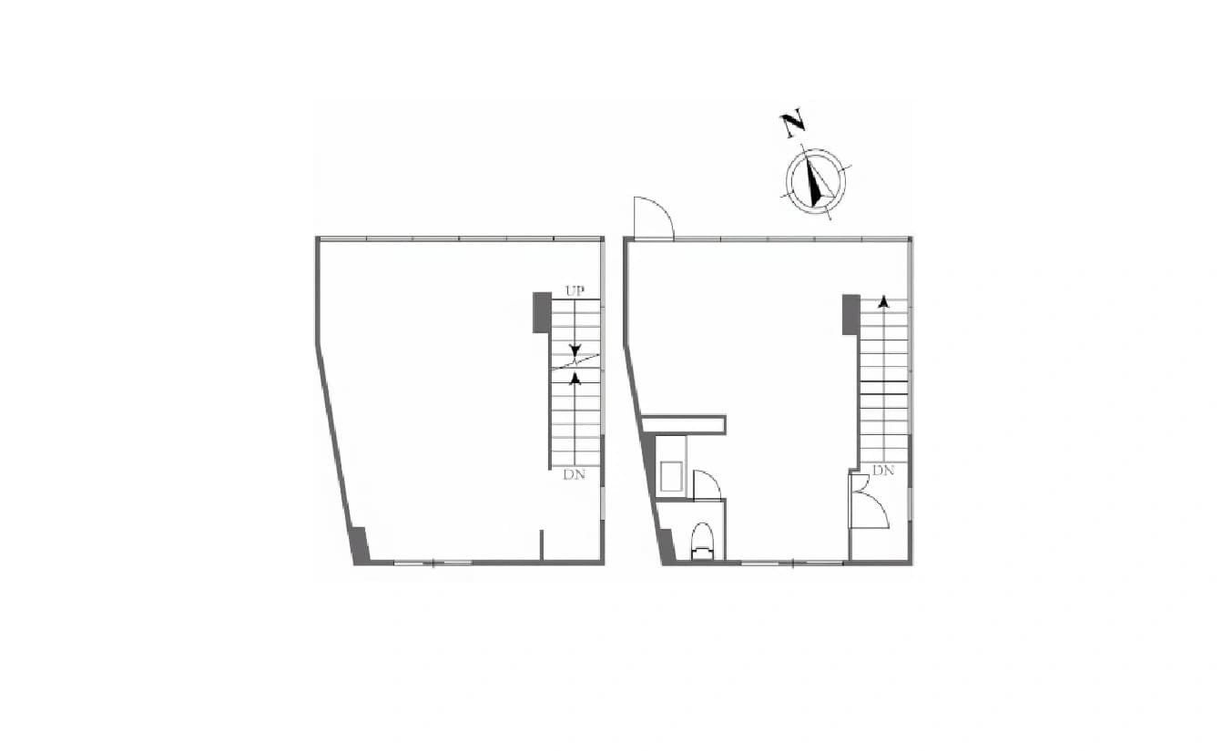 - 二階建ての建物平面図、階段と部屋の配置を示す黒白の図面、北を示す方位マーク付き