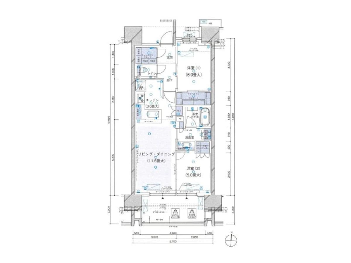 - 物件の間取り図、リビング・ダイニングを中心に各部屋の配置と寸法が示された長方形の平面図、キッチン・浴室・寝室などの位置関係を詳細に記した設計図