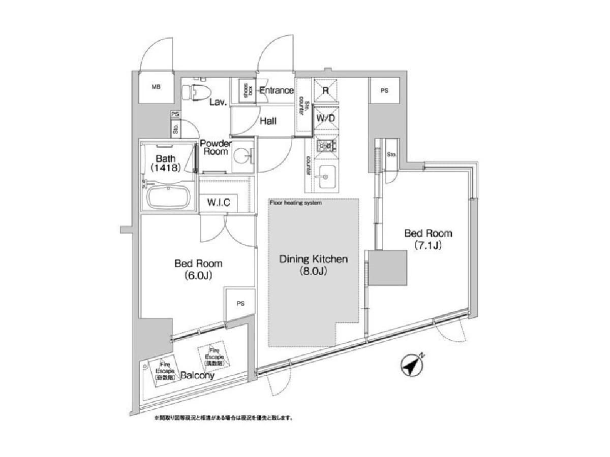 - 二部屋構成のマンション平面図、リビングダイニングキッチンと2つの寝室、バルコニーと浴室・洗面所・トイレを含む間取り図