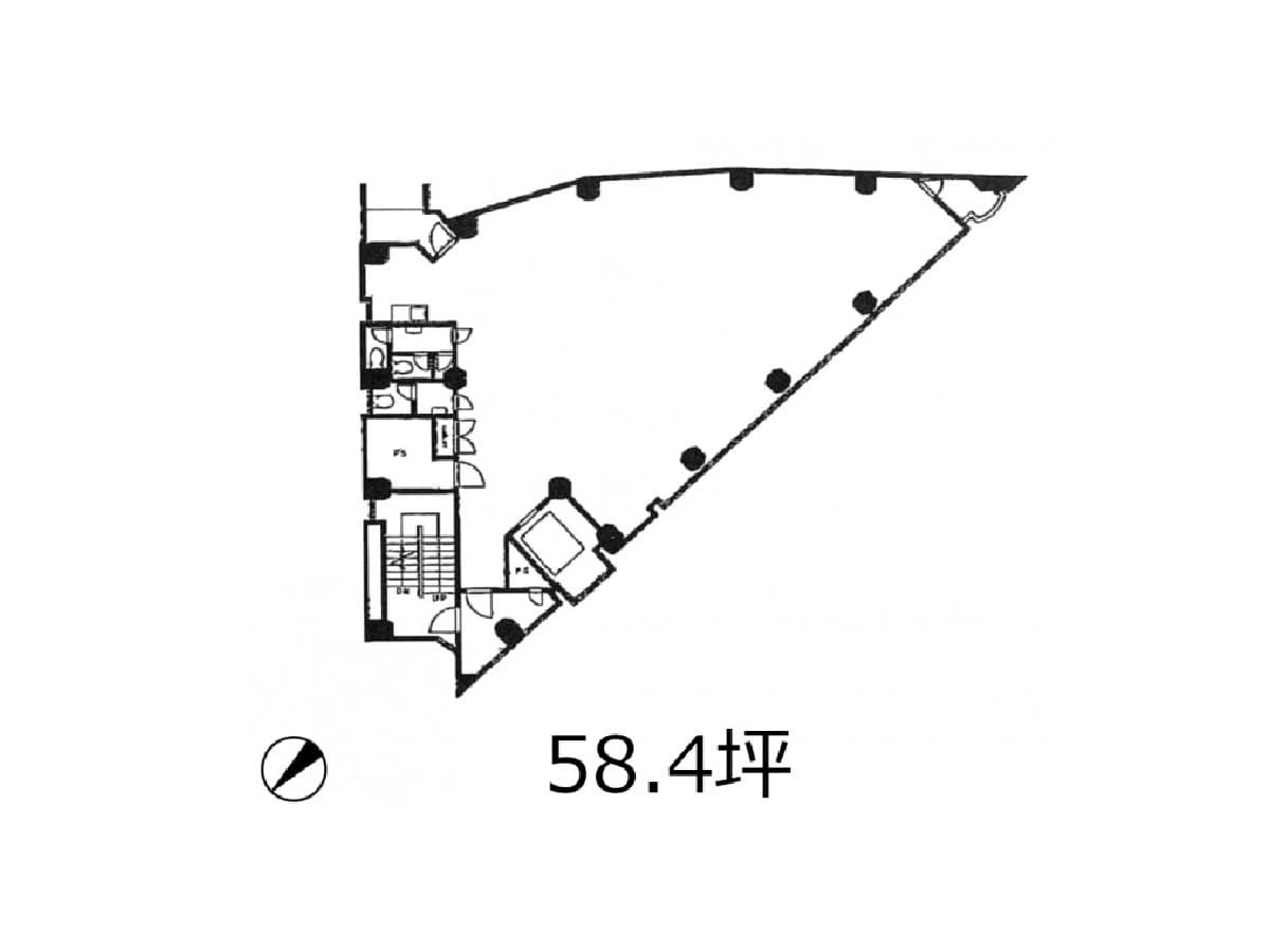 - 三角形の間取り図、左縁に居室群と階段室、右へ緩やかに広がる長い窓沿いのオープンスペース、床面積58.4坪を示す図案