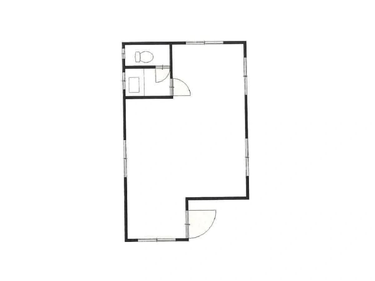 - コンパクトな1LDK風の間取り図、入り口横のコーナーにバスルームとトイレ、小さなキッチンと間仕切りのある居室スペースを示す黒線の階段なしの平面図