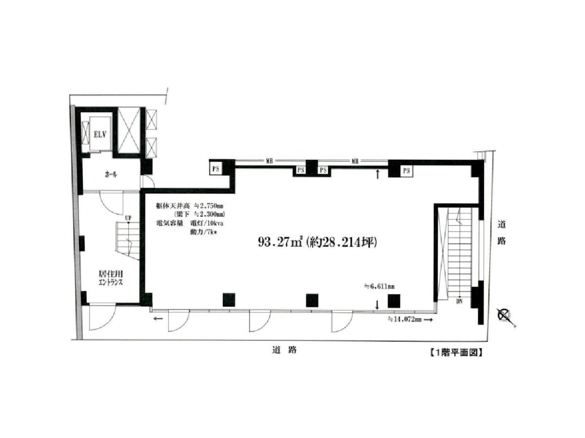 - 建物の1階平面図、中央に広い長方形の空間があり、左右に出入口と階段、上部にエレベーター、周囲に壁と窓の配置が描かれた黒白の設計図
- 事務所・店舗用途の大空間を示す黒白の平面図、壁線と寸法表記、出入口・階段・エレベーターの位置が示された建築図