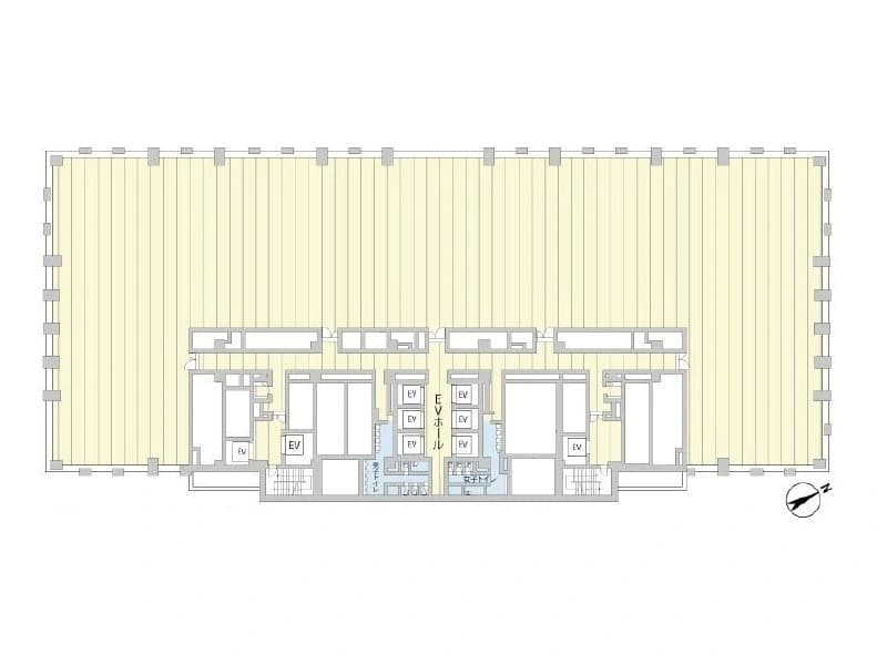 - 広い平屋風の建物平面図、中央部にエレベーターホールと各階段室、周囲を取り囲む大きな開口部を持つ、屋根・床・壁の構造が示された設計図