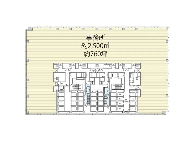 - オフィスビルの平面図、中央にエレベーター・階段、周囲に多数の個室・会議室が配置された床 layout、外周は大きなワンフロアの空間、約2,500平方メートルの事務所スペースを示す図面