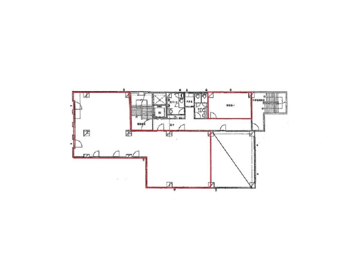 - 赤線で囲まれた床面図、各部屋の配置と動線が示されたオフィス/住宅の平面図