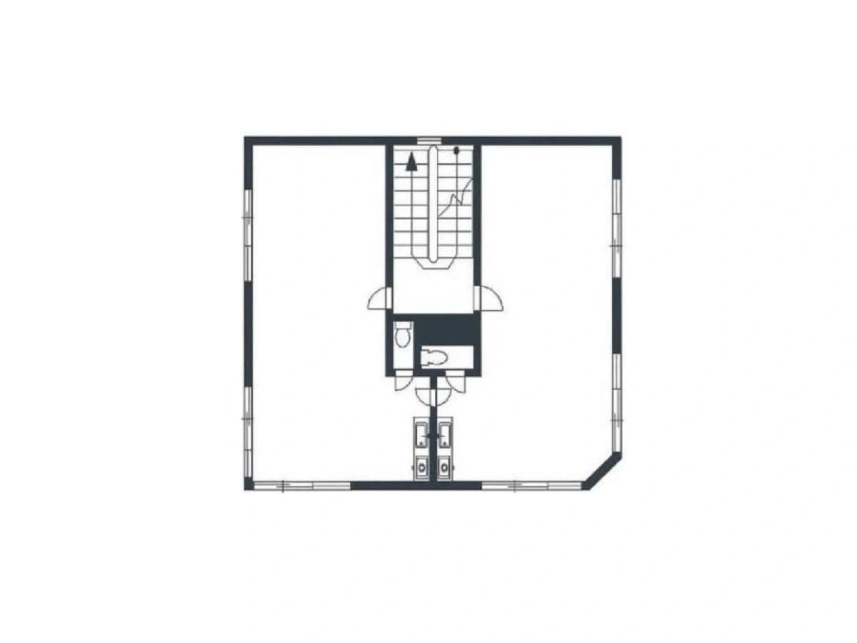 - 二階建ての建物平面図、中央に階段床を挟んだ対称配置、上下左右に部屋が広がるシンプルな間取り図